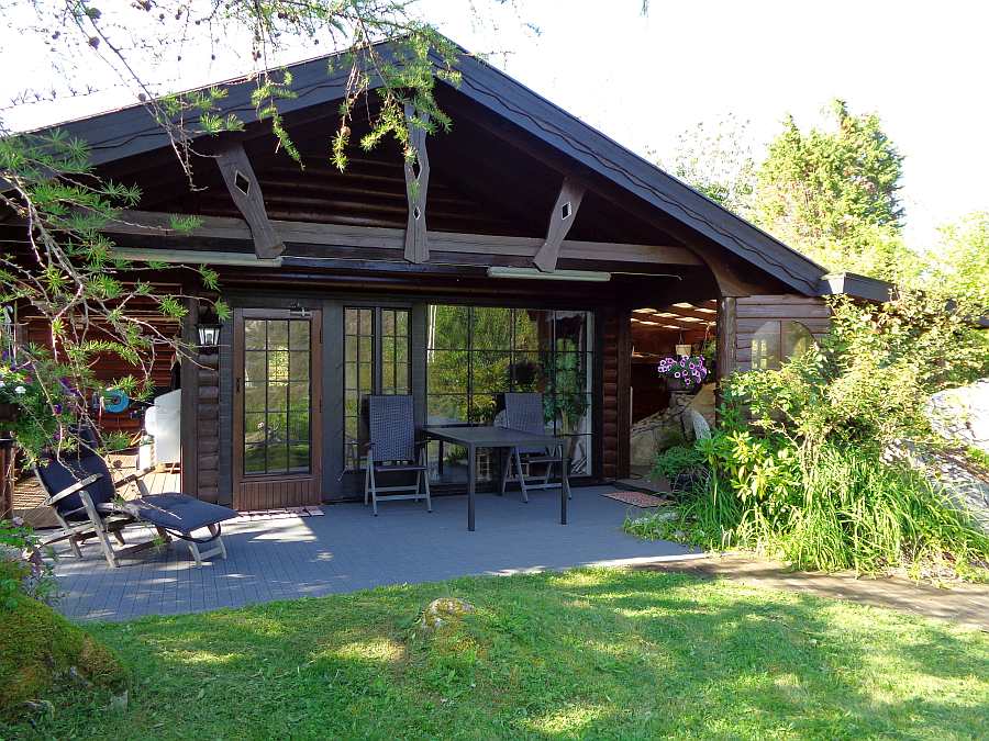 Eine der zahlreichen Außenbereiche zum Sitzen - hier die  teilweise überdachte Terrasse direkt vor dem Haus