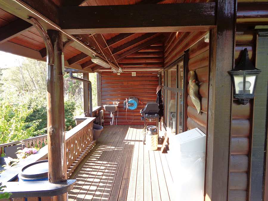Auch hier kann man sitzen (ausreichend Gartenmöbel vorhanden)  - die sehr geschützte und überdachte Veranda an der anderen Hausseite. Hier findet sich auch die Außenspüle und der Wasseranschluss. Gasgrill vorhanden. Auch hier kann man sitzen (ausreichend Gartenmöbel vorhanden)  - die sehr geschützte und überdachte Veranda an der anderen Hausseite. Hier findet sich auch die Außenspüle und der Wasseranschluss. Gasgrill vorhanden.