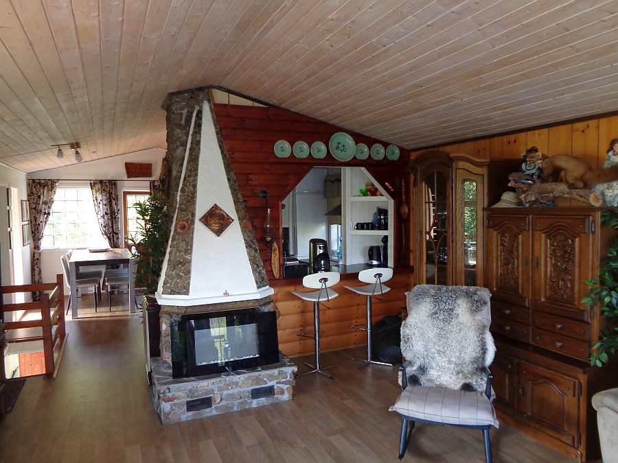 Der elektrische Kamin sorgt für eine gemütliche Atmosphäre im Wohnbereich