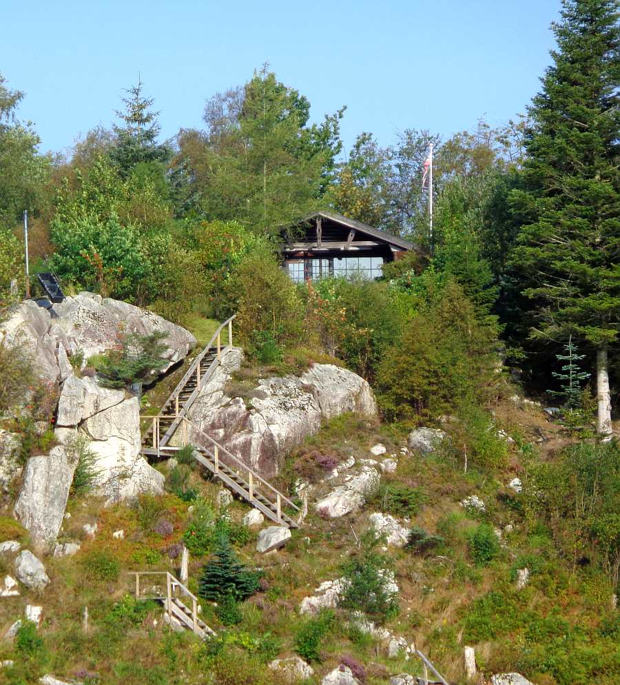 Die erhöhte Lage des Hauses auf dem eigenen Naturgrundstück bietet eine tolle Aussicht auf den Fjord