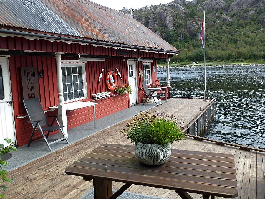 Blick von der Steganlage auf das Wasser