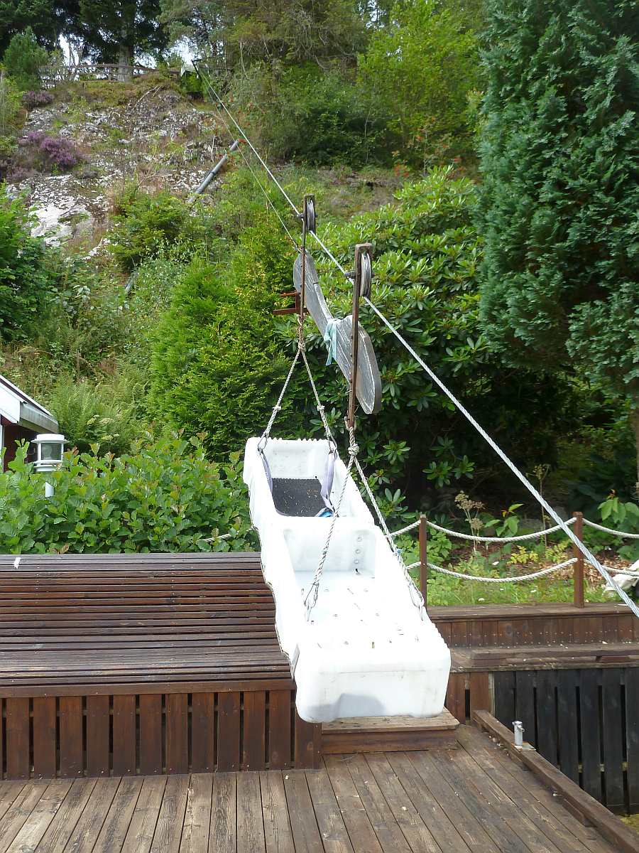 Hier unten am Steg geht es los für Ihr Gepäck: Die Lasten-Seilbahn befördert dies für Sie zum Haus hinauf!