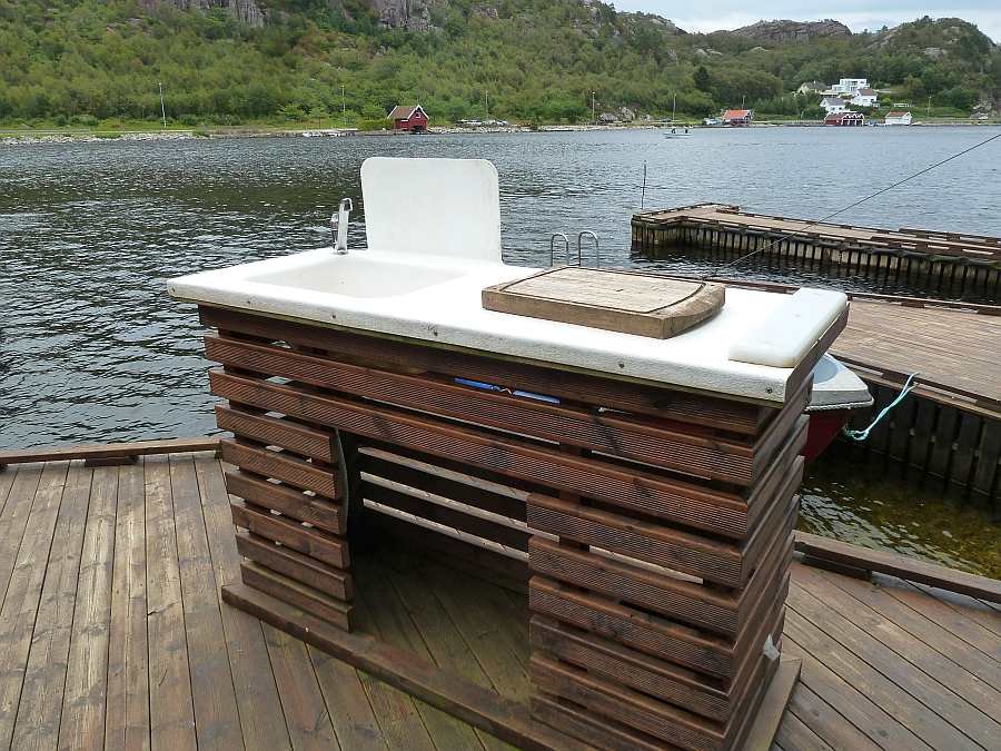 Der Filetiertisch am Steg - fließend Wasser steht zur Verfügung