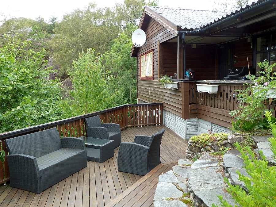 Es gibt noch mehr: die geschützte Holz-Terrasse inmitten des Naturgartens im hinteren Bereich