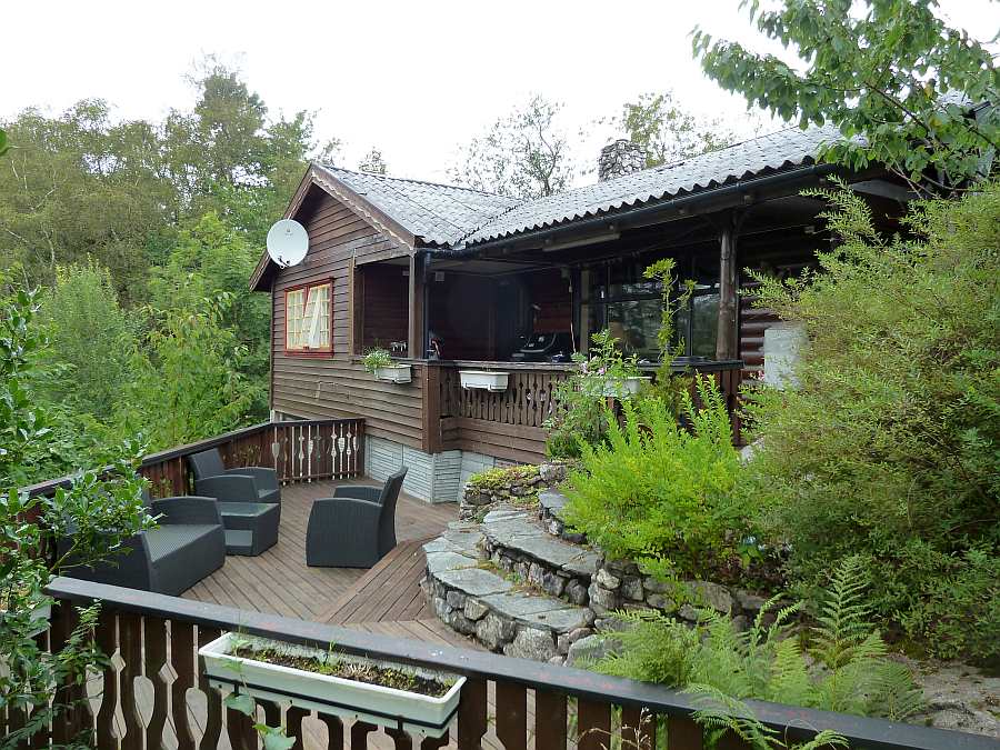 Ferienhaus Kjeøy liegt auf einem sehr geschützten und abgeschirmten Naturgrundstück und bietet seinen Mietern so quasi dieselbe absolute Ruhe und Abgeschiedenheit wie bei einer Alleinlage