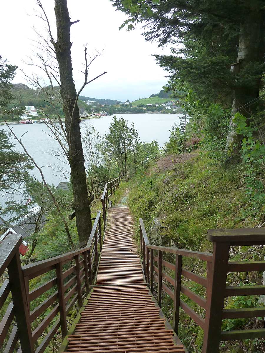 Der Naturpfad von der eigenen Steganlage hinauf zum Haus ist zum Teil mit Treppenabschnitten versehen