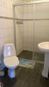Wohnung >Pirat 1<: Eines der beiden Bäder mit Dusche und WC