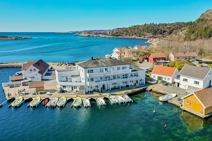 Direkt am Wasser gelegen. Unsere Angleranlage Avik Brygge am Kap Lindesnes.