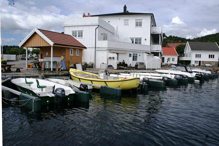 Direkt am Wasser gelegen. Unsere Angleranlage Avik Brygge am Kap Lindesnes.