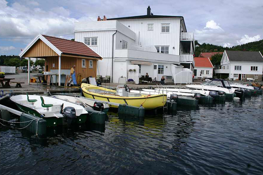 Hier, nur einen Katzensprung vom Ferienhaus entfernt, in Avik Brygge, liegt Ihr Boot