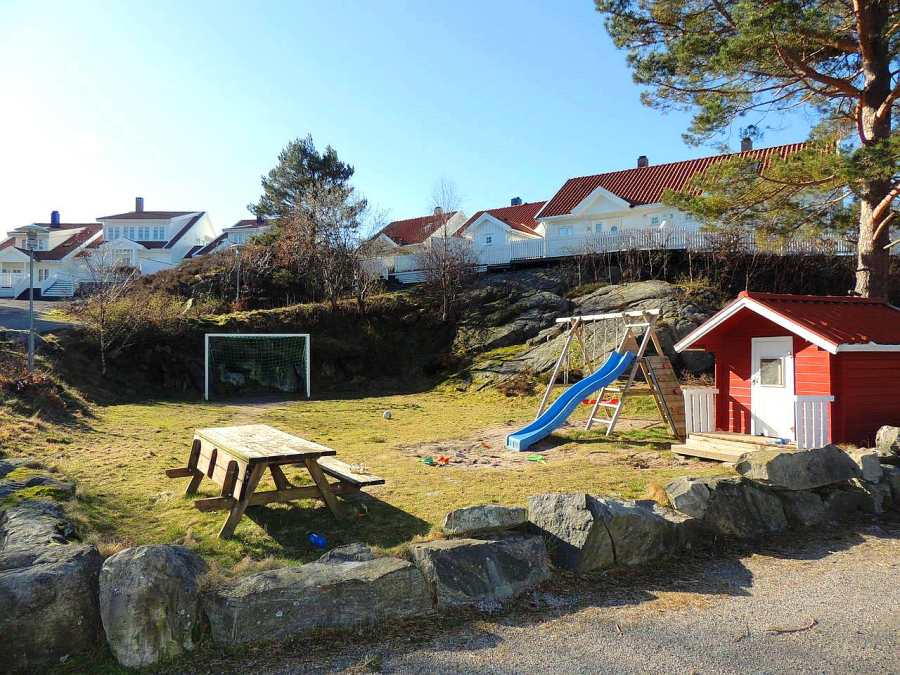 Auf dem Spielplatz hinter dem Haus können sich die Kinder nach dem Angeln noch so richtig austoben. Auf dem Spielplatz hinter dem Haus können sich die Kinder nach dem Angeln noch so richtig austoben.