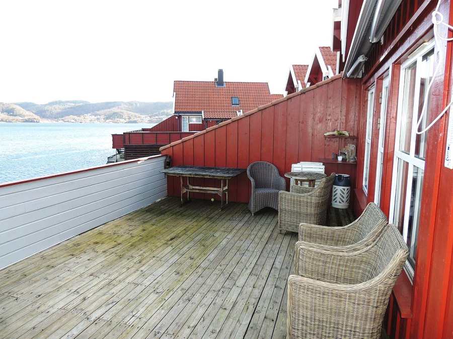 Die großzügige Terrasse des Seehauses bietet genug Platz und eine traumhafte Aussicht. Die großzügige Terrasse des Seehauses bietet genug Platz und eine traumhafte Aussicht.