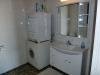 Das Badezimmer mit Dusche, WC, Waschbecken. Zusätzlich stehen Waschmaschine und Trockner zur Verfügung