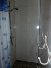 Die große Dusche im Badezimmer