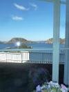 Blick aus dem Schlafzimmer auf den Fjord
