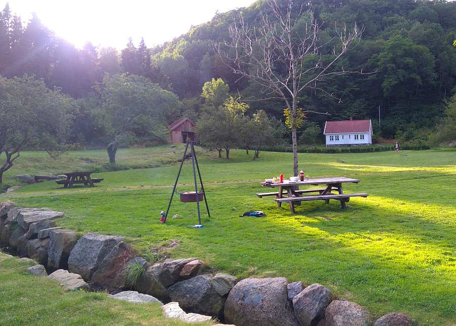 Am Wasser kann ein Grillplatz genutzt werden