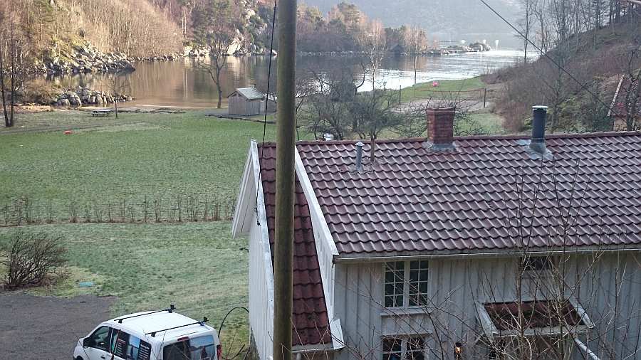 Das Ferienhaus liegt direkt am Grønnsfjord westlich von Kap Lindesnes in Südnorwegen