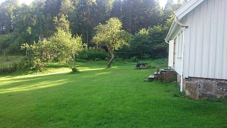 Der Garten mit Sitzbereich vor dem Haus