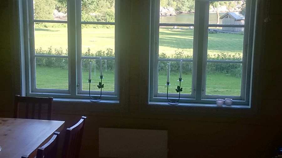 Blick aus dem Esszimmer auf den Fjord