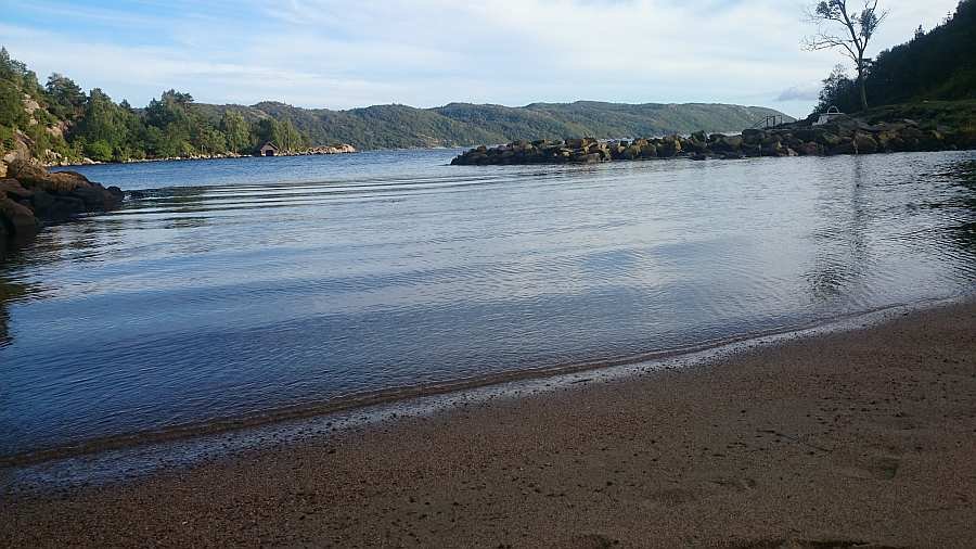Ein kleiner Sandstrand vor dem Haus ermöglich einfaches Badevergnügen auch für die Kleinen