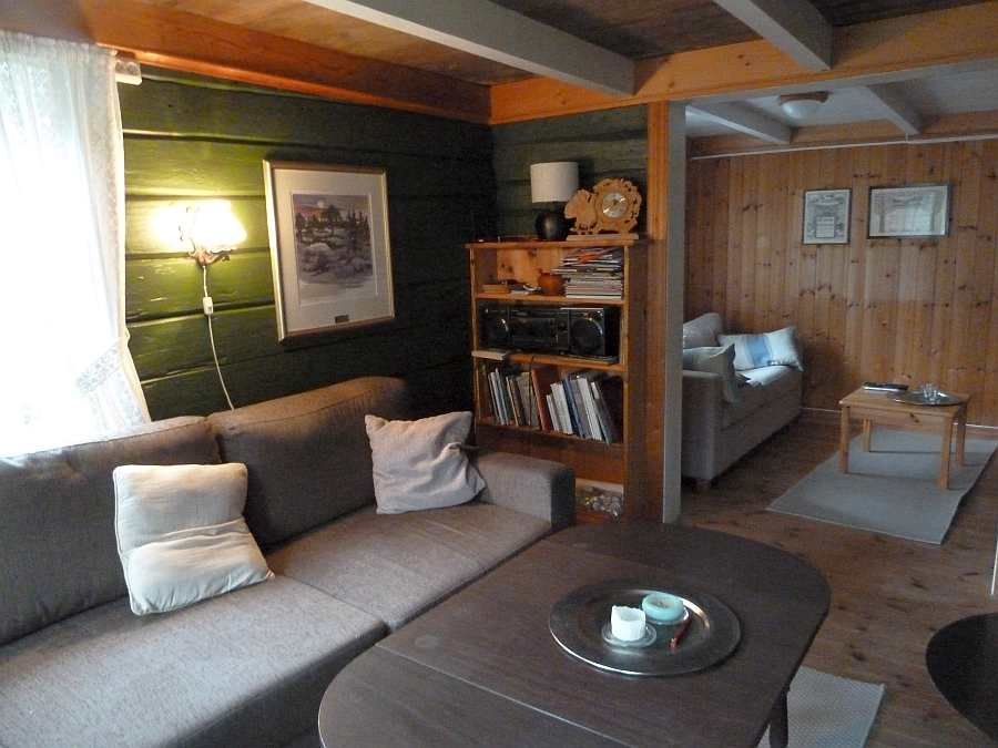 Blick vom Wohnbereich in das separate Fernsehzimmer