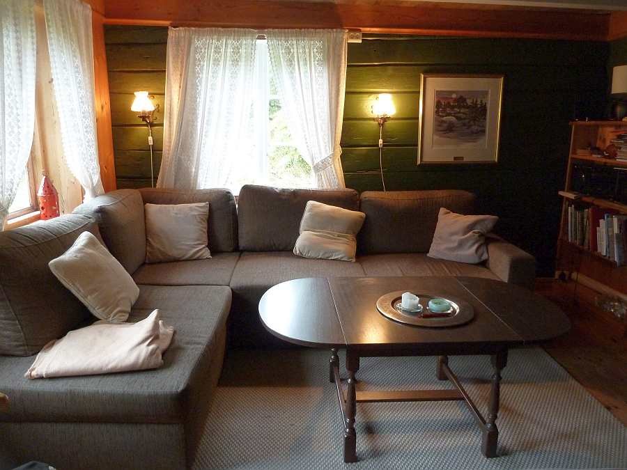 Vom Wohnzimmer hat man einen Blick auf den Fjord