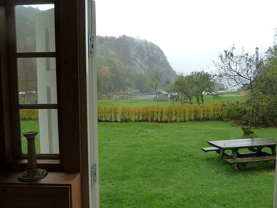 Blick aus dem Haus auf den Fjord