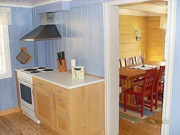 Blick von der Küche ins separate Esszimmer