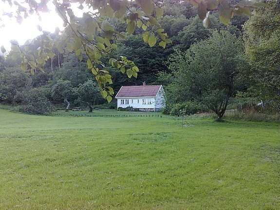 Das Ferienhaus liegt auf einem eigenen großen Gartengrundstück