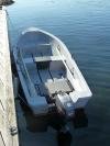 Bereits im Hauspreis enthalten - Das Transferboot Pioner 13 Fuß/9,9 PS. Mit diesem Boot gelangen Sie bei der Anreise den kurzen Weg auf die Insel. Das Boot kann darüberhinaus auch als Angelboot genutzt werden (NUR im Fjord!)