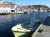 Von Ihrem Bootssteg aus sind es nur ca. 40 Meter hinüber zum Land. Hier im alten Ortskern von Korshamn finden Sie direkt einen Lebensmittelladen, ein Cafe/Restaurant und ein Pub (s. Foto). Auch die Bootstankstelle ist direkt dort