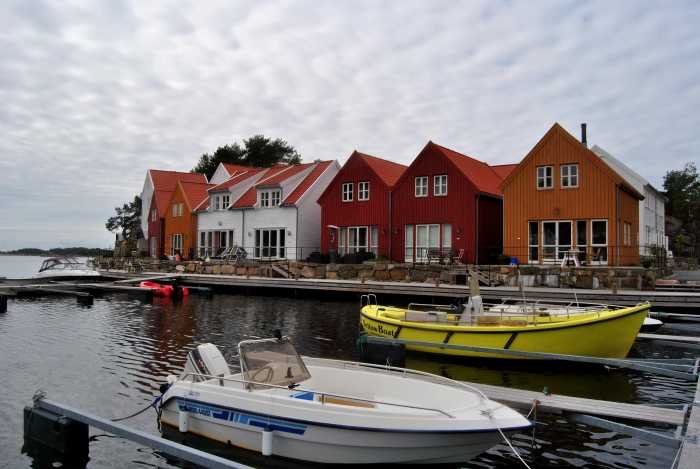 Die Ferienhäuser befinden sich direkt am Wasser.
