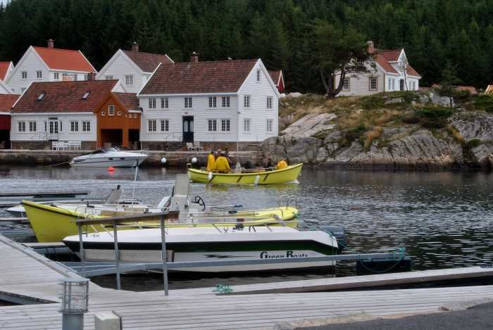 Hier liegen die Boote 17 Fuß / 25 PS
und die  Benzinkutter 21 Fuß/10- 15 PS.