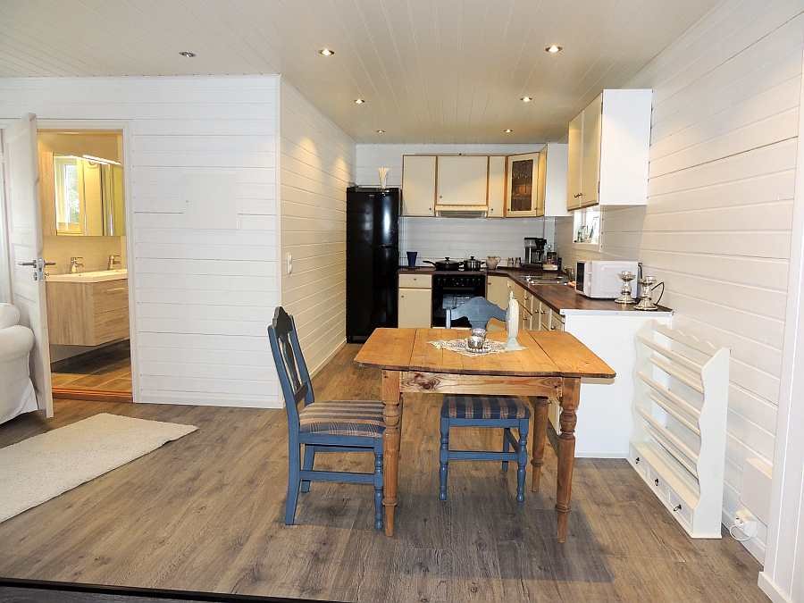 Blick vom Wohnbereich in die offene Studioküche