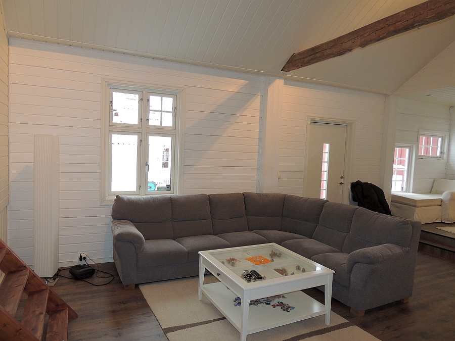 Das Wohnzimmer ist freundlich und hell