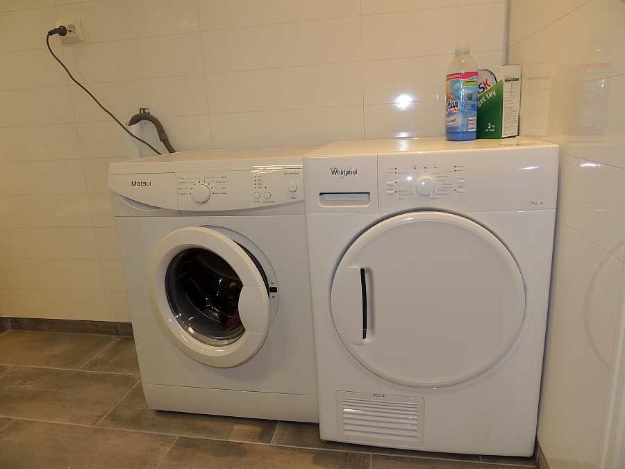 Im Bad stehen eine Waschmaschine und ein Trockner zu Verfügung