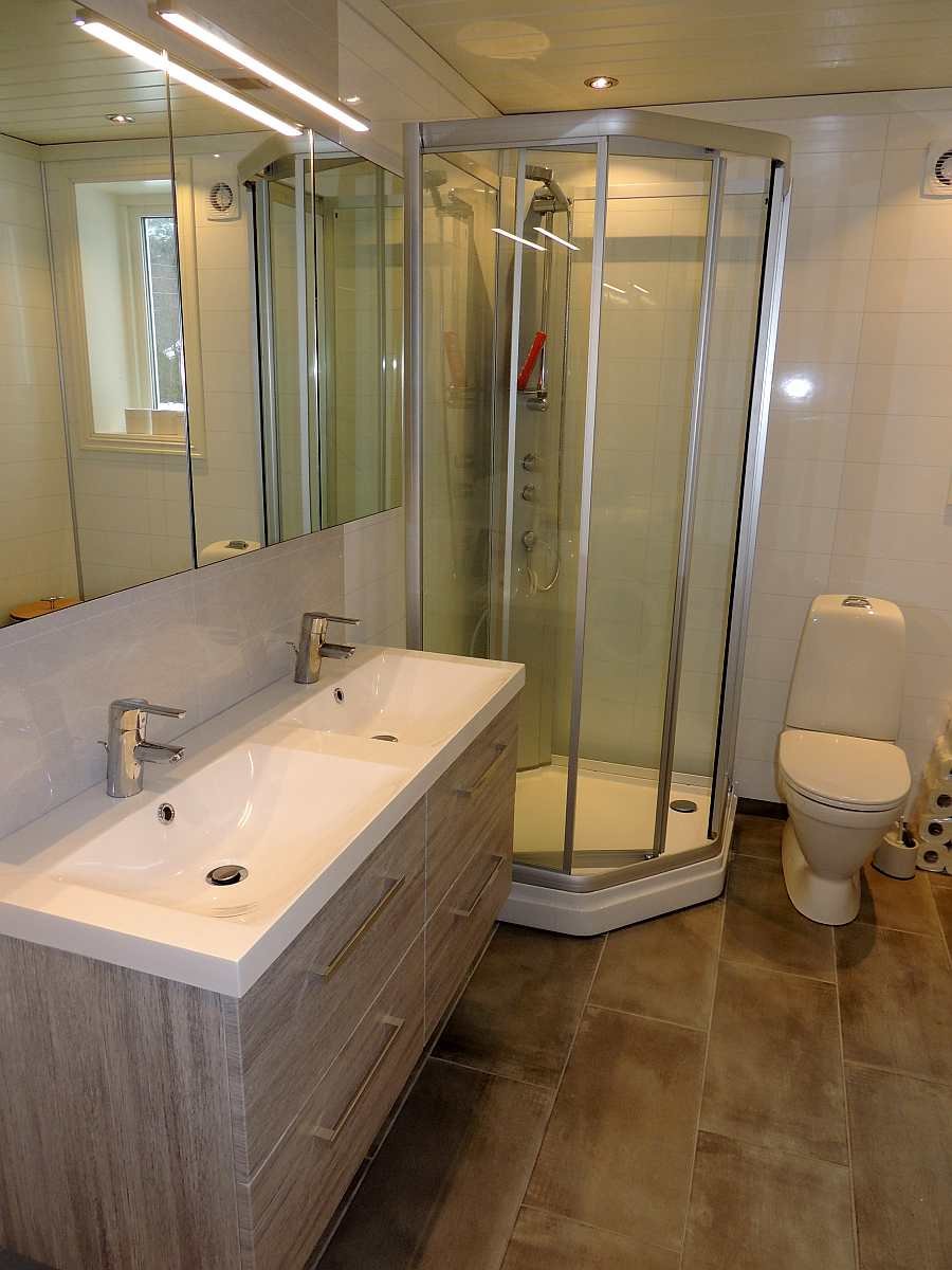 Das Bad des Ferienhauses mit Dusche und WC