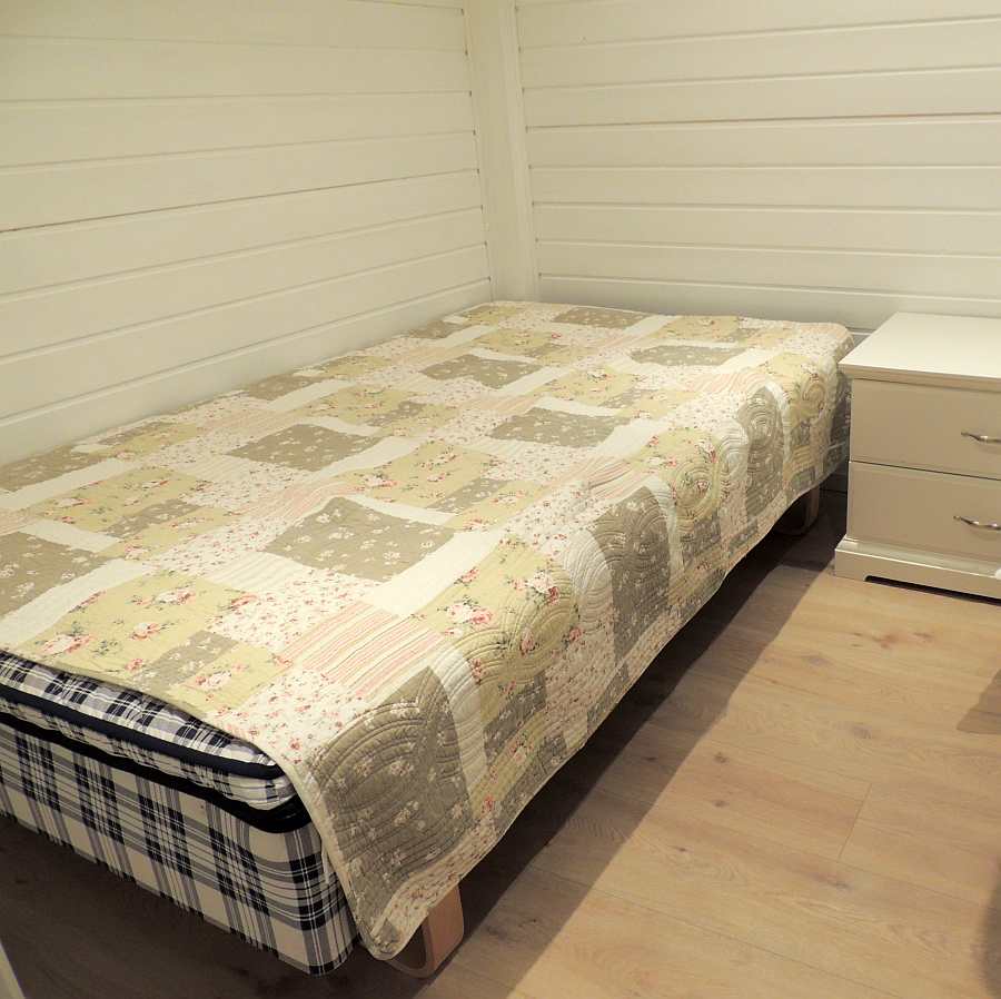 Schlafzimmer mit einem Doppelbett