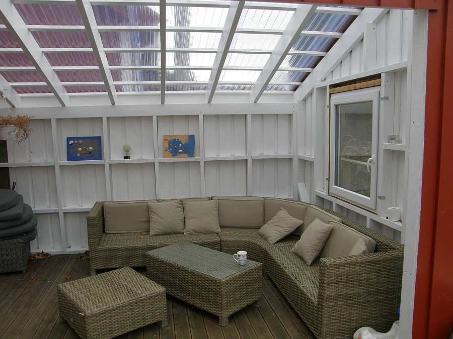 Die überdachte Laube im Aussenbereich