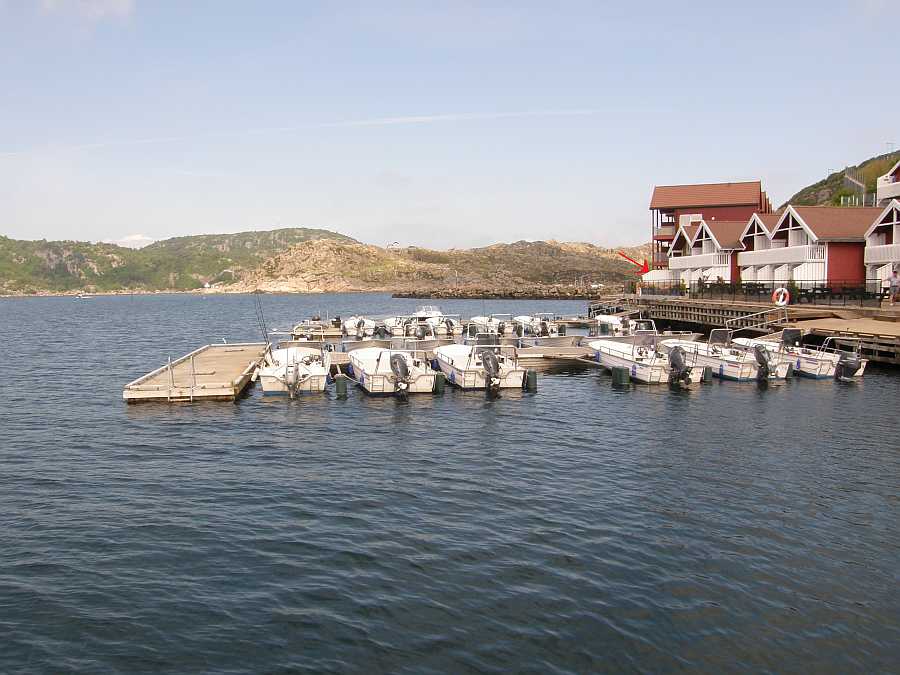Ferienwohnung Korshamn und der gemeinsame Bootssteg vor den Wohnungen. Unsere Wohnung hat einen eigenen Bootsplatz