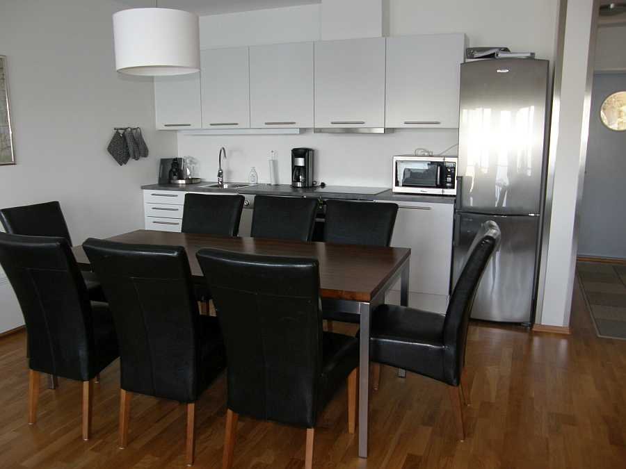 Die offene Studioküche und der Essbereich