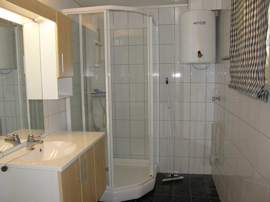 Bad mit Dusche und WC