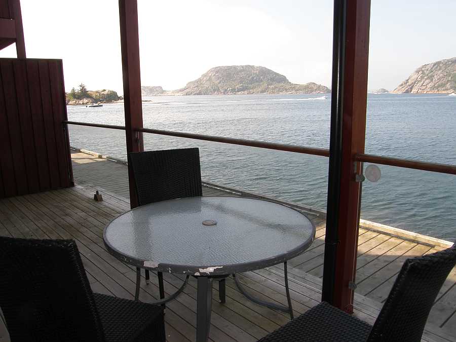 Die windgeschützte Terrasse direkt am Wasser
