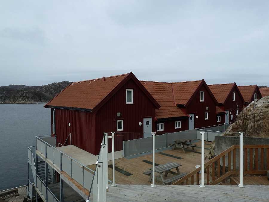 Blick von hinten auf die Wohnungen. Unsere Ferienwohnung liegt direkt am Wasser im Erdgeschoß
