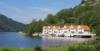 Die kleine Ferienhaussiedlung in idyllischer Lage im Lenefjord. Das Ferienhaus Ladberget ist das ganz linke