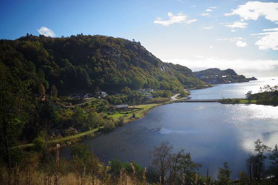Blick von der Terrasse des Hauses auf den Fjord