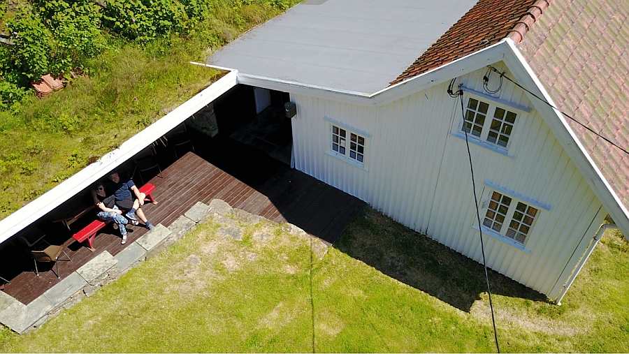 Eine der beiden Terrassen - hier der überdachte Terrassenbereic