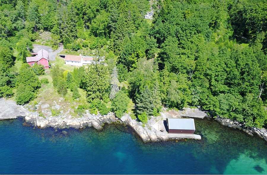 Ferienhaus Salthaug liegt auf einem großen, eigenen Wassergrundstück am Fjordufer