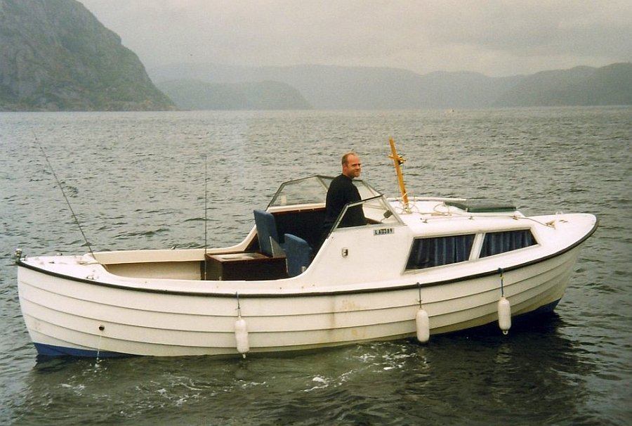 Das Dieselboot 22 Fuß/20 PS, E-Starter, Steuerstand, Schlupfkajüte, Echolot, GPS/Kartenplotter (Abb. ähnlich)