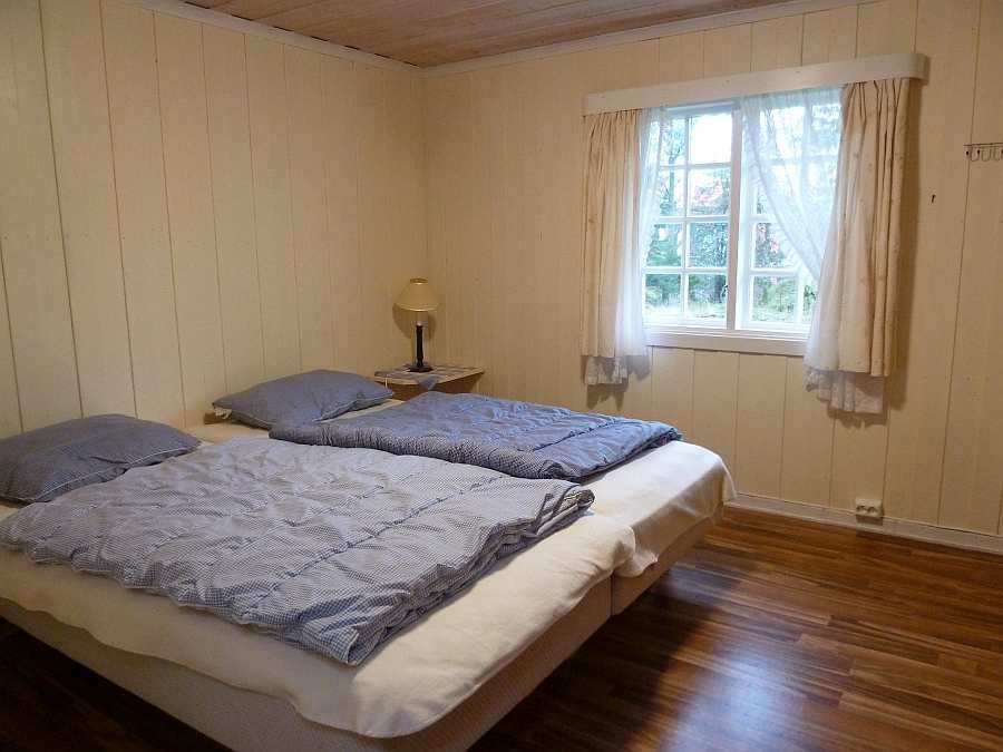 Ein Schlafzimmer mit einem Doppelbett